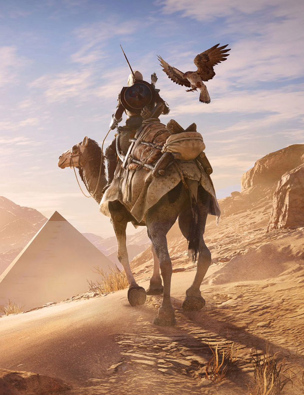 Bayek voyageant à dos de chameau dans le désert devant une pyramide